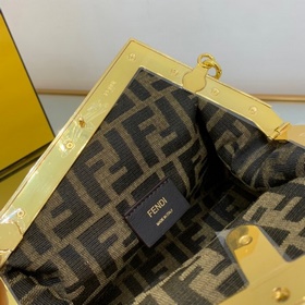FENDI Маленькая сумка, изготовленная вручную из кожи с инкрустац