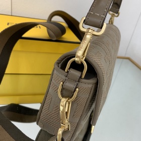 Ограниченная серия FENDI Багет «FENDI» — это классическая модель,