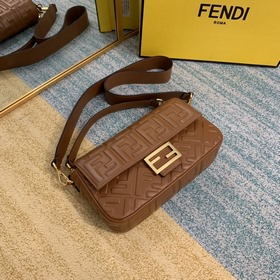 FENDI Средняя сумка Baguette с клапаном и магнитной застежкой FF