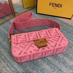 FENDI сумка Baguette из розового полотна с вышитым ажурным узоро