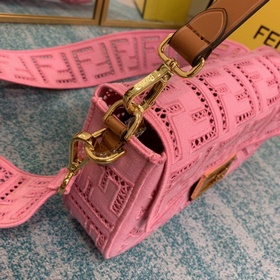 FENDI сумка Baguette из розового полотна с вышитым ажурным узоро