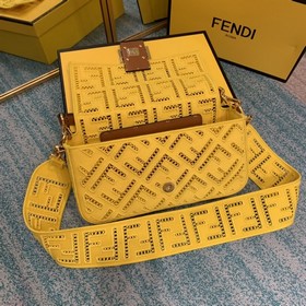 FENDI сумка Baguette из золотистого канваса с вышитым ажурным уз