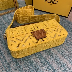 FENDI сумка Baguette из золотистого канваса с вышитым ажурным уз