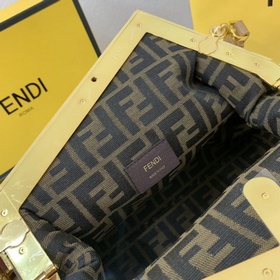 FENDI Большая сумка в цвете абрикос Первая модель, разработанная
