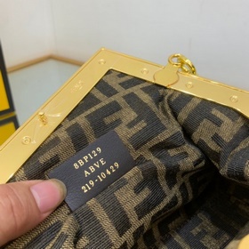 FENDI Маленькая сумка, изготовленная вручную из кожи с инкрустац