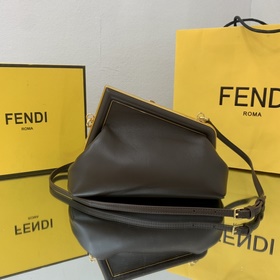 FENDI Маленький Коричневый Новая модель First Под руководством д