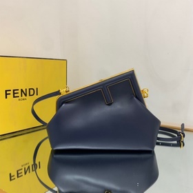 FENDI Маленькая сумка Первая модель, разработанная под руководст