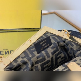 FENDI Маленькая сумка изысканной белой кожи питона с F-образной 