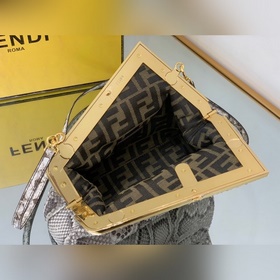 FENDI Маленькая сумка изысканной белой кожи питона с F-образной 