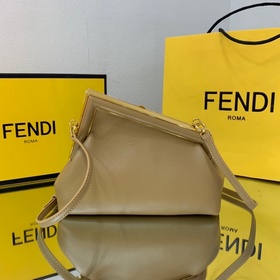 FENDI Маленькая сумка в цвете абрикос Первая модель, разработанн