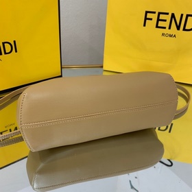FENDI Маленькая сумка в цвете абрикос Первая модель, разработанн
