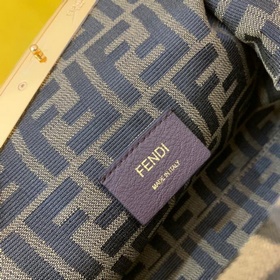 FENDI Маленькая сумка в цвете абрикос Первая модель, разработанн