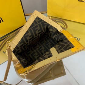 FENDI Маленькая сумка в цвете абрикос Первая модель, разработанн