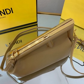 FENDI Маленькая сумка в цвете абрикос Первая модель, разработанн