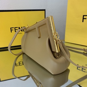 FENDI Маленькая сумка в цвете абрикос Первая модель, разработанн