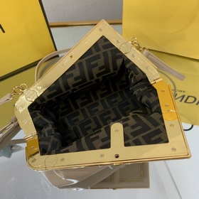 FENDI Маленькая сумка светло-розового цвета Предварительный зака