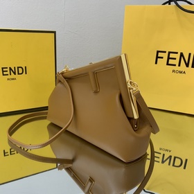 FENDI Маленькая сумка цвета карамельного Первая модель, разработ