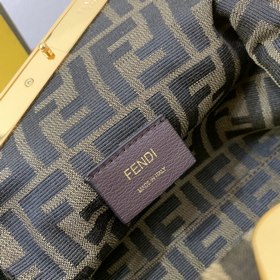 FENDI Маленькая сумка цвета карамели Новая модель First Первая м