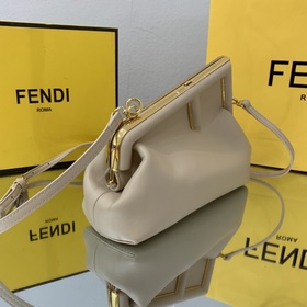 FENDI Маленькая черная Первая модель, разработанная дизайнером К