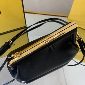 FENDI Маленький черный Новая модель First Под руководством дизай