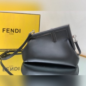 FENDI Маленькая сумка черного цвета с белой застежкой Первая мод