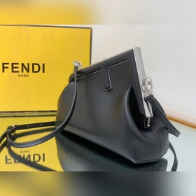 FENDI Маленькая сумка черного цвета с белой застежкой Первая мод