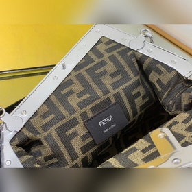 FENDI Маленькая сумка черного цвета с белой застежкой Первая мод