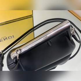 FENDI Маленькая сумка черного цвета с белой застежкой Первая мод
