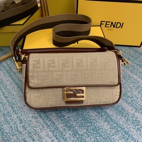 FENDI Культовая сумка Baguette среднего размера с клапаном и маг