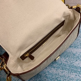 FENDI Культовая сумка Baguette среднего размера с клапаном и маг