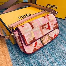 FENDI Культовая сумка Baguette среднего размера, модель 8BS600, 
