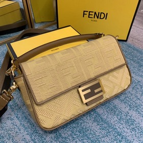 FENDI Культовая сумка среднего размера с клапаном и магнитной за