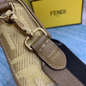 FENDI Культовая сумка среднего размера с клапаном и магнитной за