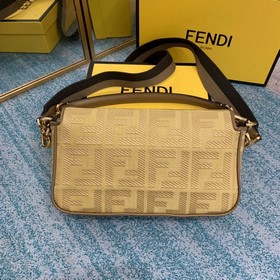 FENDI Культовая сумка среднего размера с клапаном и магнитной за