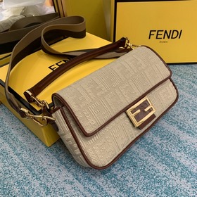 FENDI Культовая сумка среднего размера с клапаном и магнитной за