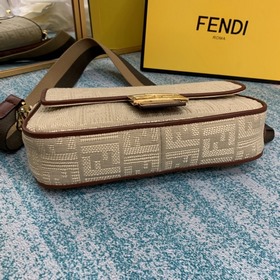 FENDI Культовая сумка среднего размера с клапаном и магнитной за