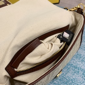 FENDI Культовая сумка среднего размера с клапаном и магнитной за