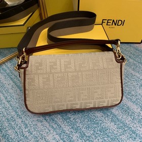 FENDI Культовая сумка среднего размера с клапаном и магнитной за