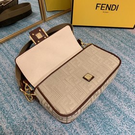 FENDI Культовая сумка среднего размера с клапаном и магнитной за