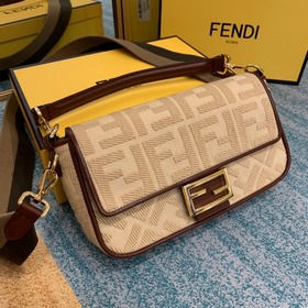 FENDI Культовая сумка среднего размера с клапаном С магнитной за
