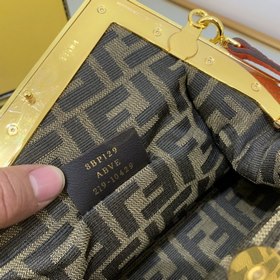 FENDI Серия изделий из матовой кожи с вышивкой, в дизайне которо