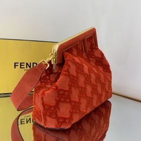 FENDI Серия изделий из матовой кожи с вышивкой, в дизайне которо