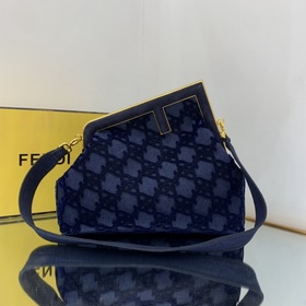 FENDI Серия изделий из матовой кожи с вышивкой, в дизайне которо