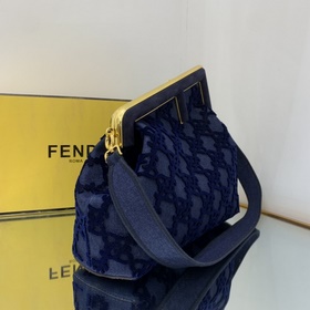 FENDI Серия изделий из матовой кожи с вышивкой, в дизайне которо