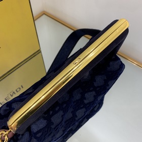 FENDI Серия изделий из матовой кожи с вышивкой, в дизайне которо