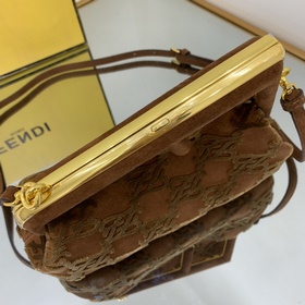 FENDI Серия изделий из матовой кожи с вышивкой, в дизайне которо