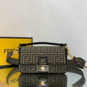 FENDI Совместная коллекция Сумка в форме батона с фирменным квад