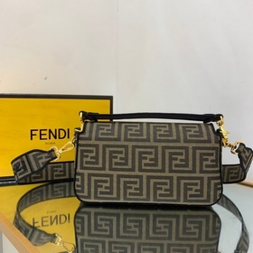 FENDI Совместная коллекция Сумка в форме батона с фирменным квад