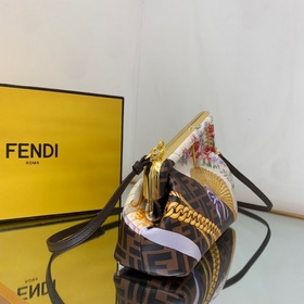FENDI Совместная коллекция Сумка First в коллаборации с FENDI, и