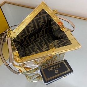 FENDI Совместная коллекция Сумка First в коллаборации с Fendi Из